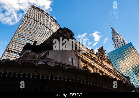 Noi, New York City. La Grand Central Station, Chrysler Building in background. Foto Stock