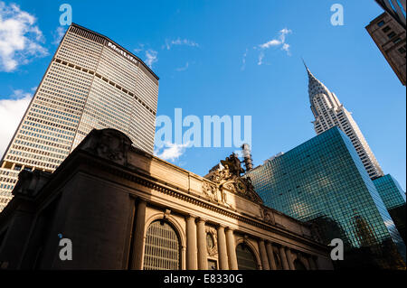 Noi, New York City. La Grand Central Station, Chrysler Building in background. Foto Stock