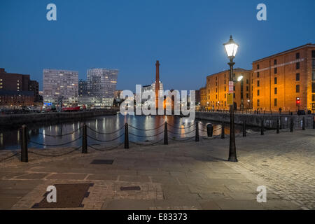 Crepuscolo, Albert Dock, Liverpool, Merseyside, Regno Unito Foto Stock