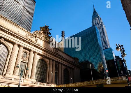 Noi, New York City. La Grand Central Station, Chrysler Building in background. Foto Stock