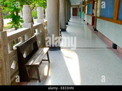 Corridoio di scuola di primo piano nel pomeriggio Foto Stock