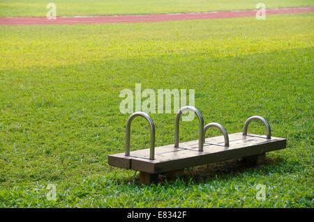 Gli anelli di ginnastica per fitness nel parco giochi Foto Stock