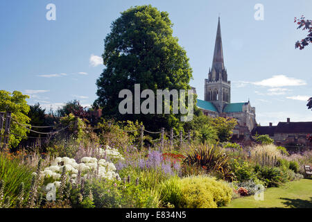 La Chiesa Cattedrale della Santissima Trinità dal Palazzo del Vescovo di giardini in Chichester, West Sussex, in Inghilterra, Regno Unito Foto Stock