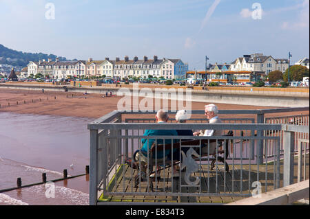 Rilassante sul molo a Teignmouth, Devon, Regno Unito Foto Stock