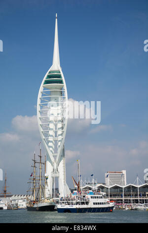 Il recentemente rinominato Emirates Spinnaker Tower, Portsmouth, su un luminoso e chiaro giorno d'estate. Foto Stock