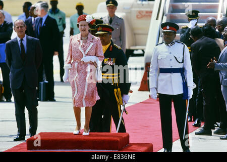 H.M. La regina Elisabetta II sul tappeto rosso durante una visita reale alle Barbados. 8-11Marzo 1989 Foto Stock