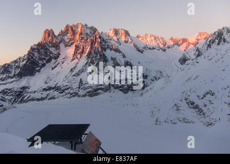 Les Drus e Aiguille Verte al tramonto visto dal rifugio Requin, Vallee Blanche, Chamonix, Francia Foto Stock