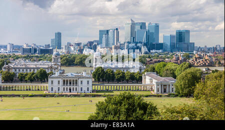 Queens House con lo skyline di Canary Wharf dietro a Londra. Queens House è un ex residenza reale Foto Stock