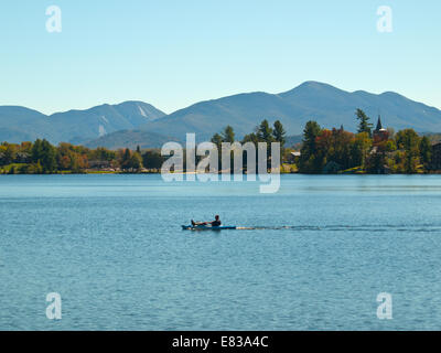 L'uomo canoa in Lake Placid, New York in autunno Foto Stock