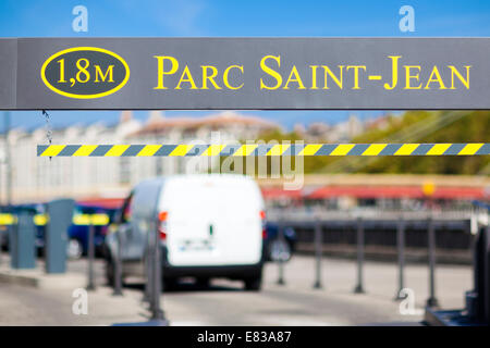 Parcheggio con posti auto a Lione, Francia Foto Stock