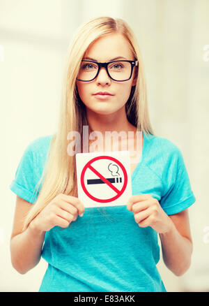 Donna con fumatori segno di restrizione Foto Stock