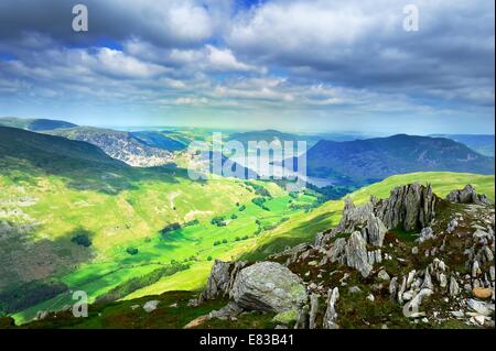 La luce del sole sulla valle Grisedale Foto Stock