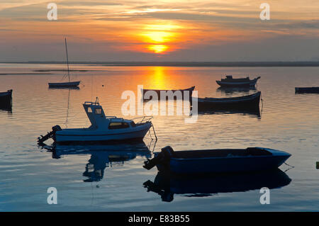 Barche nella baia al tramonto, Puerto Real, la provincia di Cadiz Cadice, regione dell'Andalusia, Spagna, Europa Foto Stock