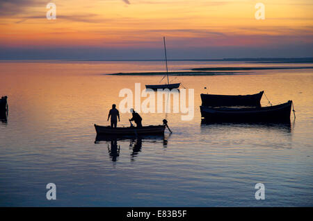 Barche nella baia al tramonto, Puerto Real, la provincia di Cadiz Cadice, regione dell'Andalusia, Spagna, Europa Foto Stock