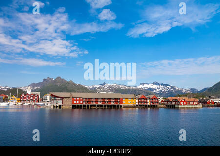 Vista estiva a Svolvaer, Isole Lofoten in Norvegia Foto Stock