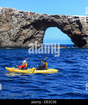 Kayakers Da Arch Rock nel Parco Nazionale delle Isole del Canale Foto Stock