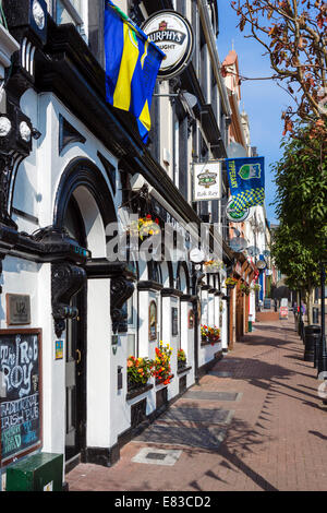 Irish pub tradizionale su Pearse Square, Cobh, nella contea di Cork, Repubblica di Irlanda Foto Stock
