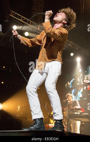 Chicago, Illinois, Stati Uniti d'America. Il 27 settembre, 2014. Il cantante MATT SHULTZ della gabbia di banda l'Elefante esegue dal vivo presso la United Center di Chicago, Illinois © Daniel DeSlover/ZUMA filo/Alamy Live News Foto Stock