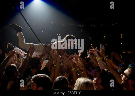 Chicago, Illinois, Stati Uniti d'America. Il 27 settembre, 2014. Il cantante MATT SHULTZ della gabbia di banda l'Elefante folla surf presso la United Center di Chicago, Illinois © Daniel DeSlover/ZUMA filo/Alamy Live News Foto Stock