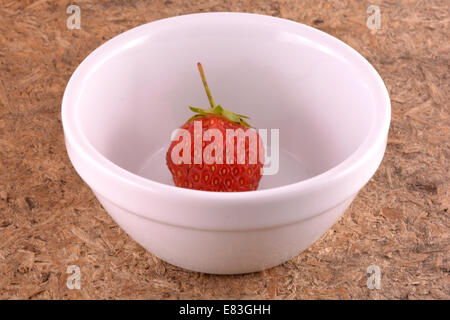 Fresche fragole mature su un annata sullo sfondo di legno Foto Stock