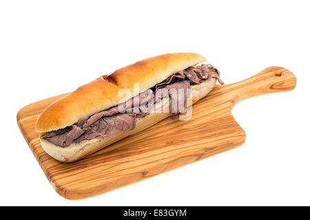 Sandwich di pane contenente fette di arrosto di manzo Foto Stock