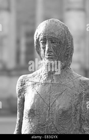 A piedi la statua della Madonna nella motivazione della Cattedrale di Salisbury Foto Stock