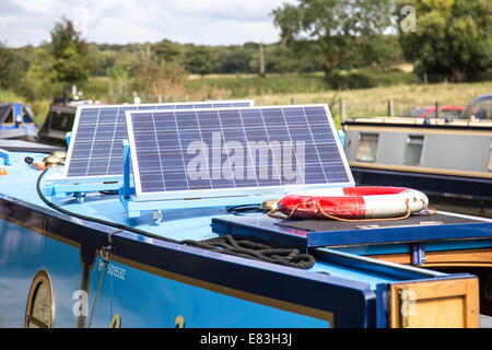 Pannelli solari sul tetto di un narrowboat, England, Regno Unito Foto Stock