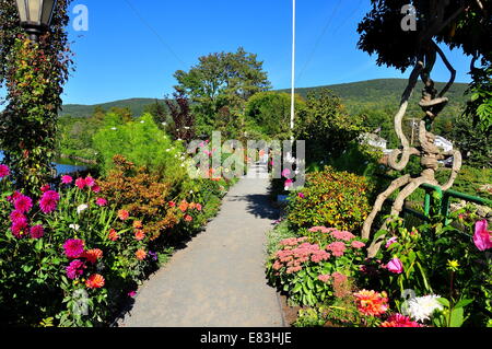 Shelbune Falls, Massachusetts: colorato piante annue comprese masse di dalie linea il ponte dei fiori * Foto Stock