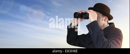 Imprenditore cerca attraverso il binocolo Foto Stock