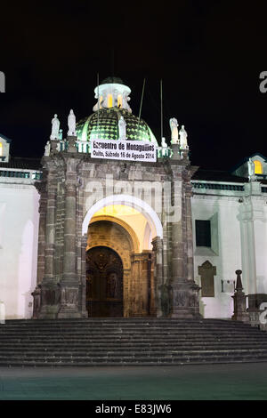 Ingresso laterale chiamato arco di Carondelet della Cattedrale metropolitana sulla Plaza Grande di notte a Quito, Ecuador Foto Stock