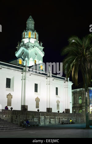 Il campanile della cattedrale metropolitana sulla Plaza Grande nel centro della città di notte a Quito, Ecuador Foto Stock