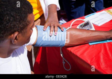 Afro-americano di uomo come ottenere la pressione sanguigna controllare a salute fair - USA Foto Stock