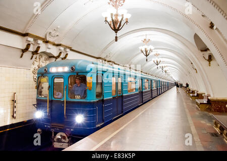 Treno Arbatskaya presso la stazione della metropolitana di Mosca, Russia Foto Stock