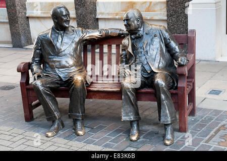 Churchill e Roosevelt Allies Sculpture a New Bond Street, Londra, Regno Unito Foto Stock