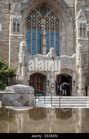 Agli studenti di inserire Sterling Memorial Library alla Yale University di New Haven, Connecticut, Stati Uniti d'America Foto Stock