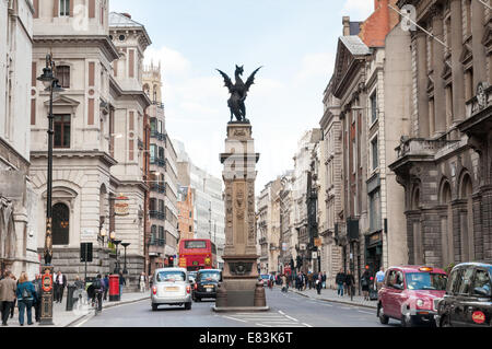 Temple Bar Memorial sul Fleet Street nella città di Londra, Inghilterra, Regno Unito Foto Stock