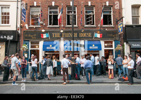 Persone di bere al di fuori della casa francese pub, Soho, London, England, Regno Unito Foto Stock