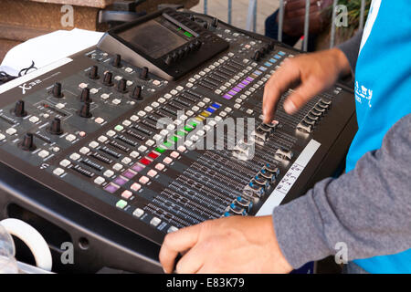 Tecnico al lavoro sul mixaggio audio console - USA Foto Stock