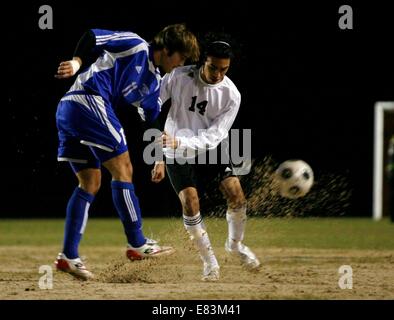 Gen 09, 2009 - Dade City, FL - pt 299558 free soccer 1 di 5.speciale per i tempi -- Mike Carlson.(01/09/2009 Dade City) Springstead's Nathan pelli, sinistra, cancella il passato a sfera Pasco's Nathan Tellez durante una gamma ragazzi partita di calcio a Pasco di alta scuola in Dade City. (Credito Immagine: © San Pietroburgo volte/ZUMA filo) Foto Stock