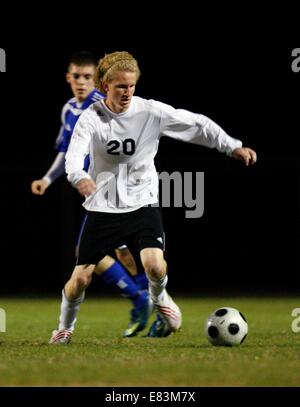 Gen 09, 2009 - Dade City, FL, Stati Uniti d'America - pt 299558 free soccer 6 di 20 (01/09/2009 Dade City) Pasco's Blain Sanderson controlla la sfera contro Springstead durante una gamma ragazzi partita di calcio a Pasco di alta scuola in Dade City. (Credito Immagine: © San Pietroburgo volte/ZUMA filo) Foto Stock