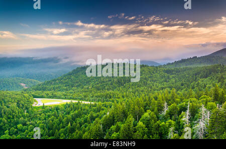 Nuvole basse su monti Appalachi a sunrise, visto da Devil's Courthouse, vicino la Blue Ridge Parkway in Nord Carolin Foto Stock