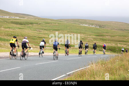 Un gruppo di ciclisti in Yorkshire Dales National Park, North Yorkshire, Inghilterra, Regno Unito Foto Stock