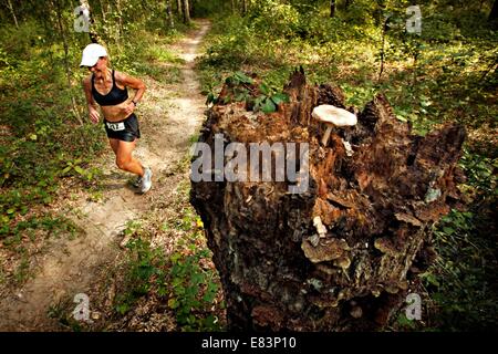 Ottobre 10, 2009 - Hernando, FL, Stati Uniti d'America - foto: didascalia: [Hernando - 10/10/09)].Charlene tessitore di terra O'Laghi corre il John Holmes 16 mile fun run sabato mattina, 10/10/09, Withlacoochee la Foresta di Stato a nord-est di Brooksville. 50k Trail Run e 16 Mile Fun Run per la storia in personale migliore sezione circa trail running. (Credito Immagine: © San Pietroburgo volte/ZUMA filo) Foto Stock