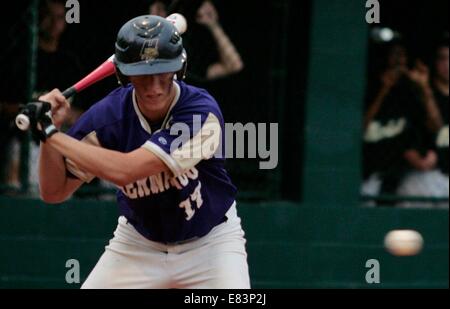 Maggio 04, 2010 - Brooksville, FL, Stati Uniti d'America - HT 322096 FREE Baseball 3 di 5.CHRIS PREZZO | speciale i tempi.(5/4/2010 Brooksville, FL) Hernando's Austin Rollins (17) si prepara a prendere una oscillazione a sfera durante il baseball regionale quarti di finale (credito Immagine: © San Pietroburgo volte/ZUMA filo) Foto Stock