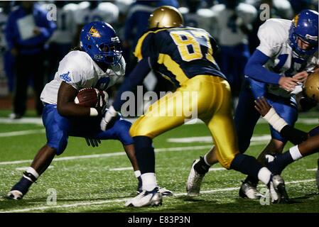 Il 12 Dic. 2008 - Ft Lauderdale, FL, Stati Uniti d'America - largo12c 12/12/08 Largo running back #8 Sean Holte viene arrestato in corrispondenza della linea di scrimmage durante una partita contro san Tommaso d Aquino. -- Photo/Michael Francis McElroy. (Credito Immagine: © San Pietroburgo volte/ZUMA filo) Foto Stock