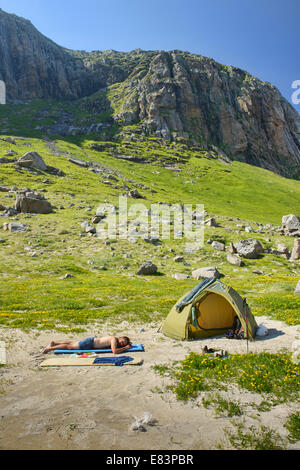 Camping sulla spiaggia Horseid nelle Isole Lofoten in Norvegia Foto Stock