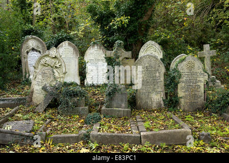 Vecchie lapidi nel cimitero di Highgate a Londra, Inghilterra, Regno Unito Foto Stock