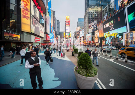 I turisti per vedere i siti e le luci di Times Square a New York City Foto Stock