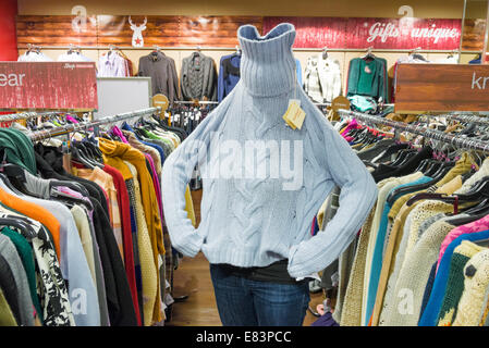 Donna cerca su di un ponticello di lana in TK Maxx, England, Regno Unito Foto Stock