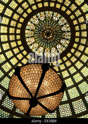 Il più grande del mondo di vetro Tiffany cupola in Preston Bradley Hall del Chicago Cultural Center. Progettato da J.A. Holtzer. Foto Stock